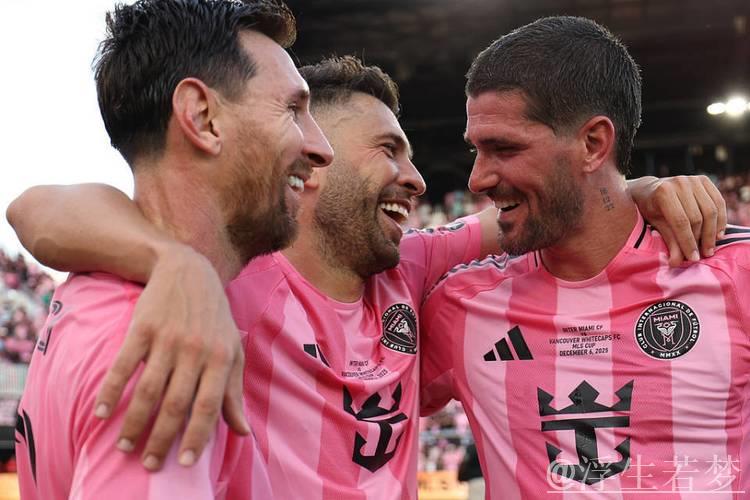 泪目!梅西用总冠军送别2好友+采访动情致敬 4家人携奖杯温馨合影 泪目!梅西用总冠军送别2好友+采访动情致敬 4家人携奖杯温馨合影