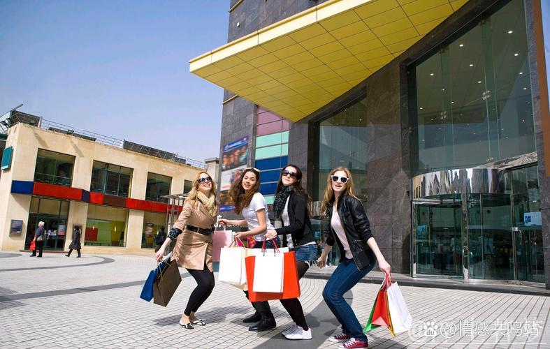 外国游客提箱狂购：购物与旅游的完美结合