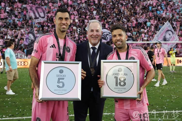 泪目!梅西用总冠军送别2好友+采访动情致敬 4家人携奖杯温馨合影 泪目!梅西用总冠军送别2好友+采访动情致敬 4家人携奖杯温馨合影